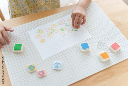 消しゴムはんこを押す子供