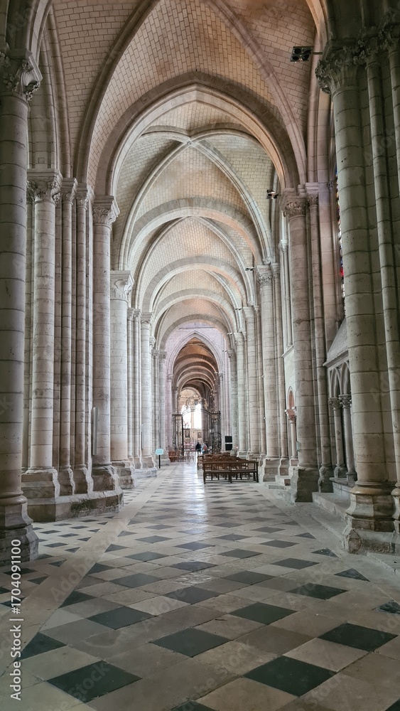 Fototapeta premium Magnifique perspective architecturale dans l'une des allées latérales de la cathédrale de Sens