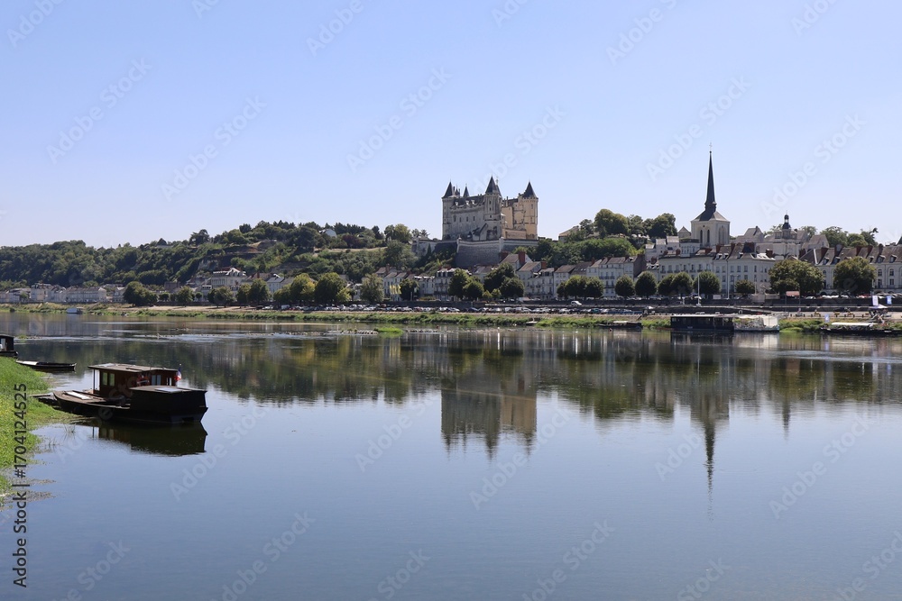 Fototapeta premium Le fleuve la Loire dans la ville de Saumur, ville de Saumur, département du Maine et Loire, France