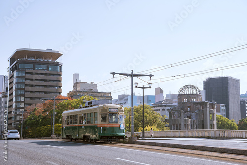 原爆ドームとおりづるタワーと路面電車　広島市の観光スポット