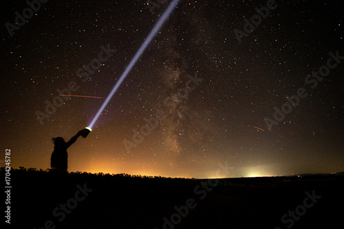 yıldız pozlama, yıldız çekimi, yıldızlara ışık, fener, aysız gece, karanlık gece,Starlink