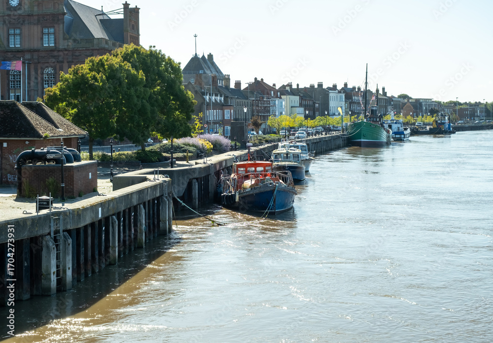 Obraz premium A view down the River Yare in Great Yarmouth in the harsh morning sun