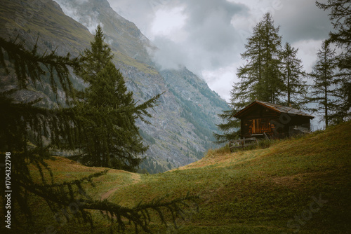 Chalet au milieu de la montagne