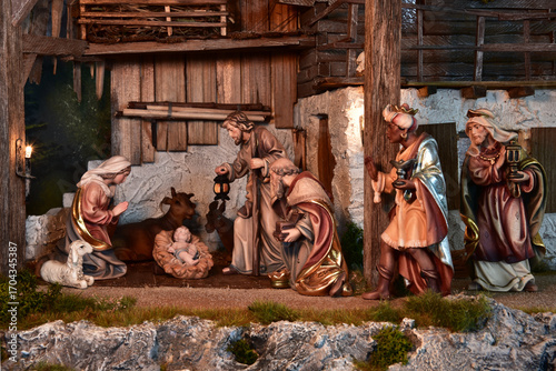 Canvas Print Weihnachtskrippe im alpenländischen, ländlichen Stil, mit Bergen und Nachthimmel