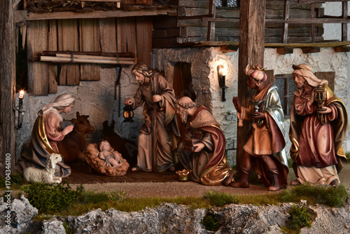 Photography Weihnachtskrippe im alpenländischen, ländlichen Stil, mit Bergen und Nachthimmel