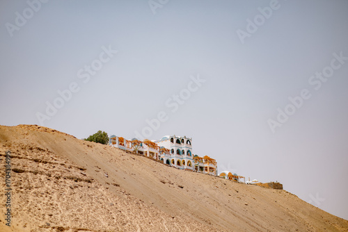 
Casas tradicionales nubias en una colina desértica de Egipto