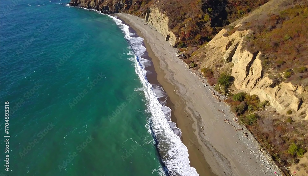 Obraz premium Aerial view of a serene beach with gentle waves