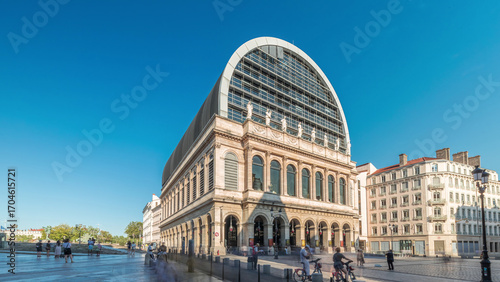 Foto Hyperlapse of Lyon's opera house featuring neoclassical architecture combined with a modern glass dome roof