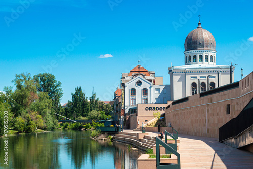 Foto Summer urban landscape on the banks of the Crisul Repede river in Oradea