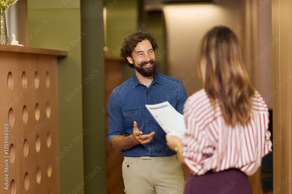 Fototapeta premium Professional Business Discussion in Office Environment with Smiling Team Members