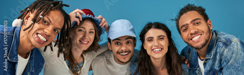 Foto Stylish young friends enjoying each others company in a fun and colorful setting