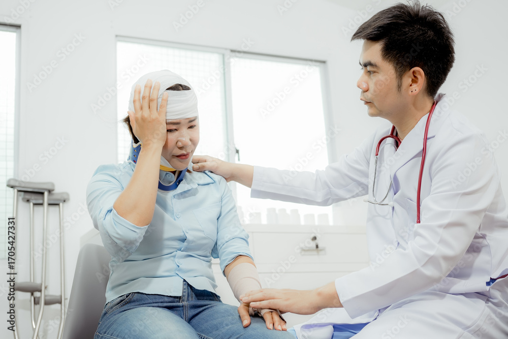 Obraz premium Hand bandages, human bandages, and first aid bandages. Teaching or tutoring with care, attention, or assistance in the office. Emergency nurse.