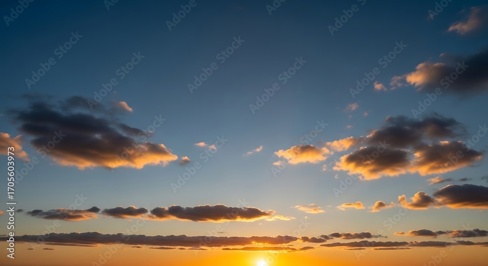 Obraz premium Golden Hour Sky - A Serene Sunset with Clouds.