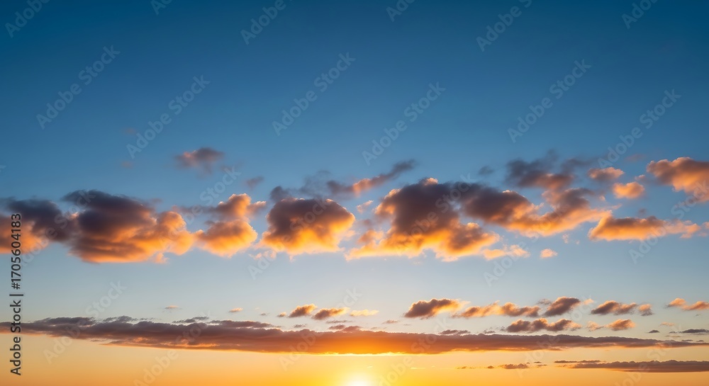 Obraz premium Golden Hour Sky - Clouds Illuminated by the Setting Sun.