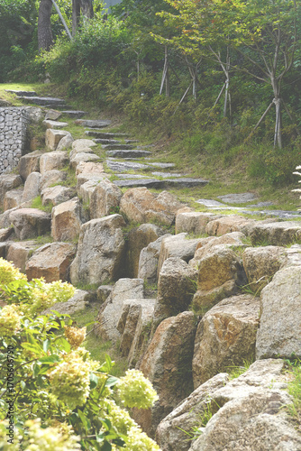 산책로 돌 계단