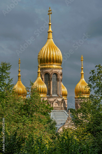 Russisch-Orthodoxe Kirche der heiligen Elisabeth auf dem Neroberg in Wiesbaden mit leuchteten, vergoldeten Kuppeln und grauen Wolkenhimmel