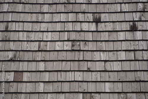 Stara drewniana dachówka na wsi w górach