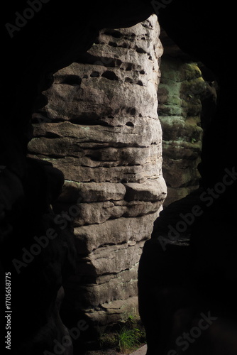 Wąskie przejście w skałach