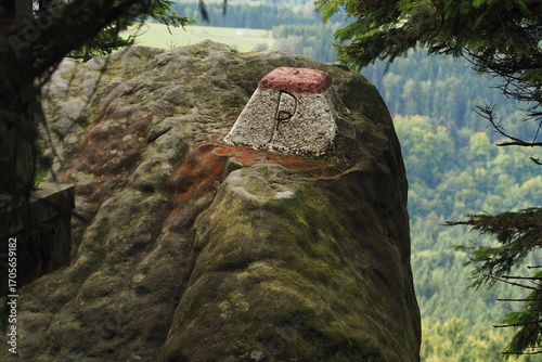 Mały słup pograniczny na granicy Polski i Czech w górach