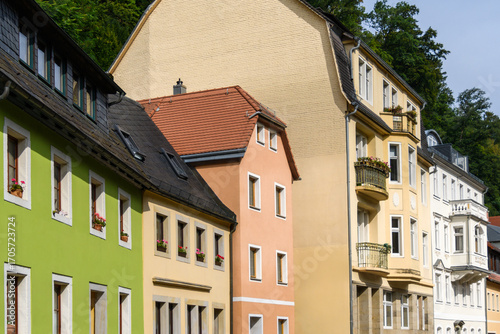Panorama einer Straßenfront mit alten Häusern