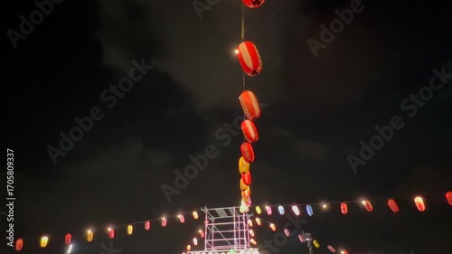 夏祭りの輝く提灯とやぐら