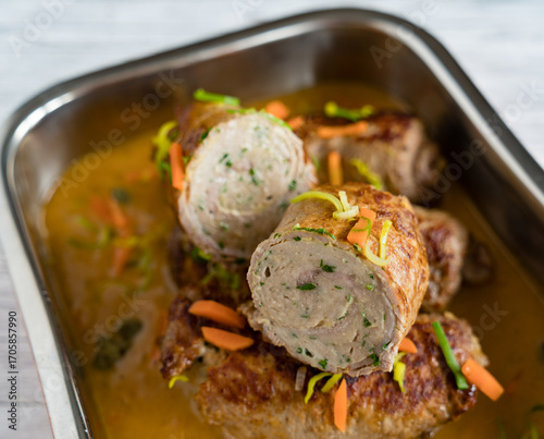 Kalbsroulade gefüllt schritt für schritt herstellung brät gemüse sauce aufgeschnitten 