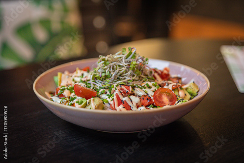 Moderne Food- und Interiorfotografie in einem stilvollen Lifestyle-Café mit gemütlichem Ambiente, Kaffeespezialitäten, Desserts und trendiger Gastronomieeinrichtung