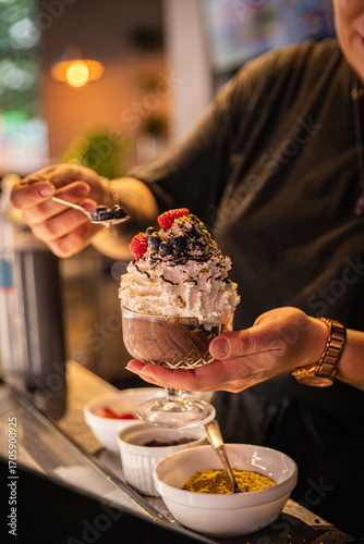 Moderne Food- und Interiorfotografie in einem stilvollen Lifestyle-Café mit gemütlichem Ambiente, Kaffeespezialitäten, Desserts und trendiger Gastronomieeinrichtung