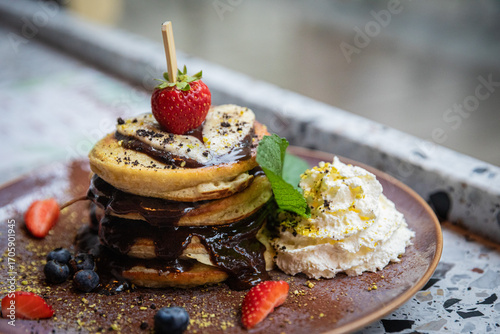 Moderne Food- und Interiorfotografie in einem stilvollen Lifestyle-Café mit gemütlichem Ambiente, Kaffeespezialitäten, Desserts und trendiger Gastronomieeinrichtung