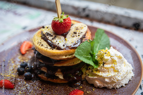 Moderne Food- und Interiorfotografie in einem stilvollen Lifestyle-Café mit gemütlichem Ambiente, Kaffeespezialitäten, Desserts und trendiger Gastronomieeinrichtung