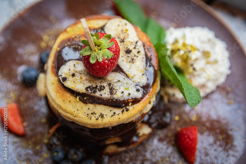 Moderne Food- und Interiorfotografie in einem stilvollen Lifestyle-Café mit gemütlichem Ambiente, Kaffeespezialitäten, Desserts und trendiger Gastronomieeinrichtung