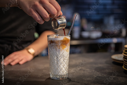 Moderne Food- und Interiorfotografie in einem stilvollen Lifestyle-Café mit gemütlichem Ambiente, Kaffeespezialitäten, Desserts und trendiger Gastronomieeinrichtung