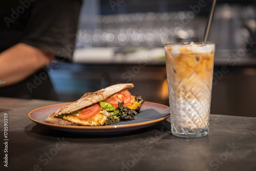 Moderne Food- und Interiorfotografie in einem stilvollen Lifestyle-Café mit gemütlichem Ambiente, Kaffeespezialitäten, Desserts und trendiger Gastronomieeinrichtung