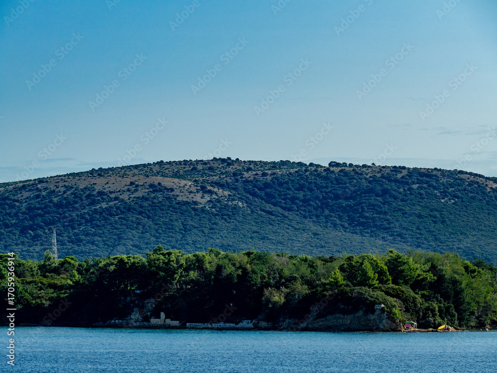 Naklejka premium Hochspannungsmast an der kroatischen Küste