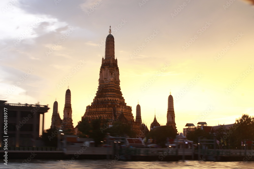 Fototapeta premium Bangkok, Thailand — City Skyline, Chao Phraya River & Temple Spires at Sunset 