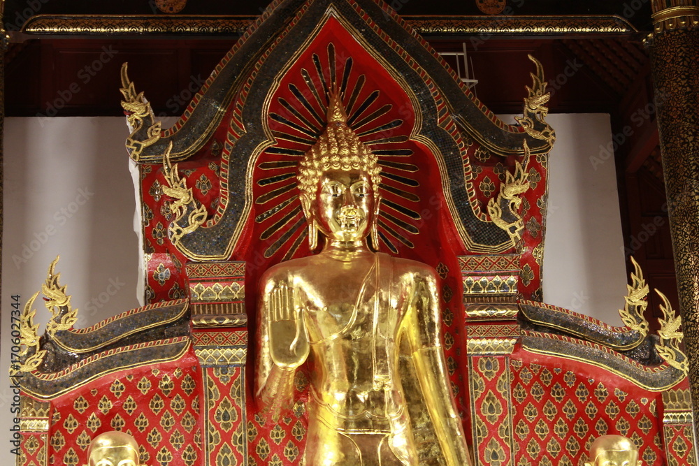 Fototapeta premium Chiang Mai, Thailand — Lanna Temples, Old City Moat & Mountain Backdrop 