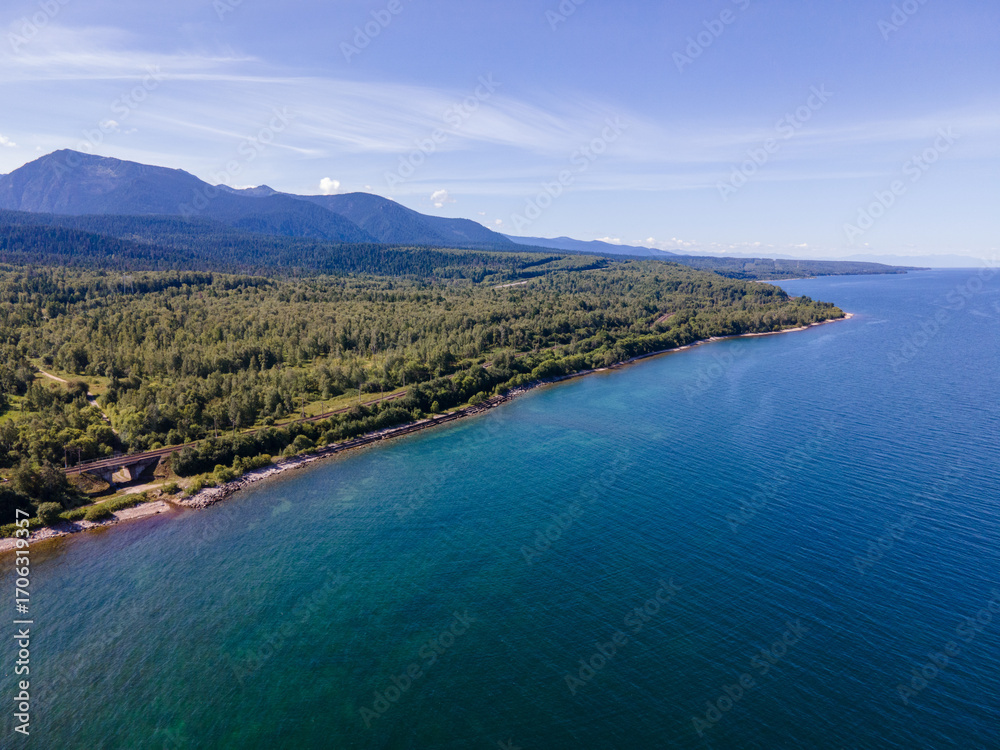 Obraz premium Stunning coastal view of Baikal showcasing nature and tranquility