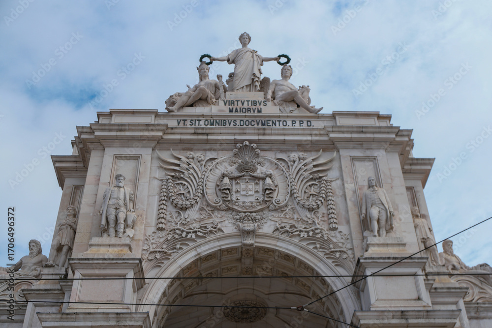Obraz premium Exploring the grandeur of Arco da Rua Augusta in Lisbon, Portugal, showcasing intricate architecture and historic significance