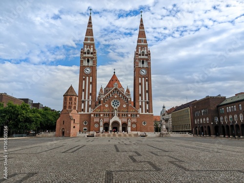 Fotografie Front view of Votive Church with twin towers in Szeged