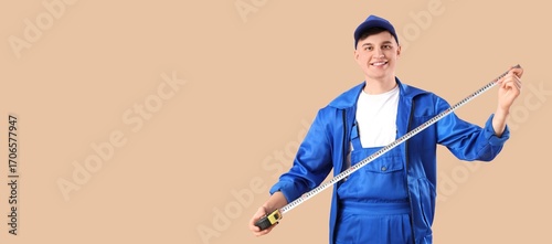 Male construction worker ho...