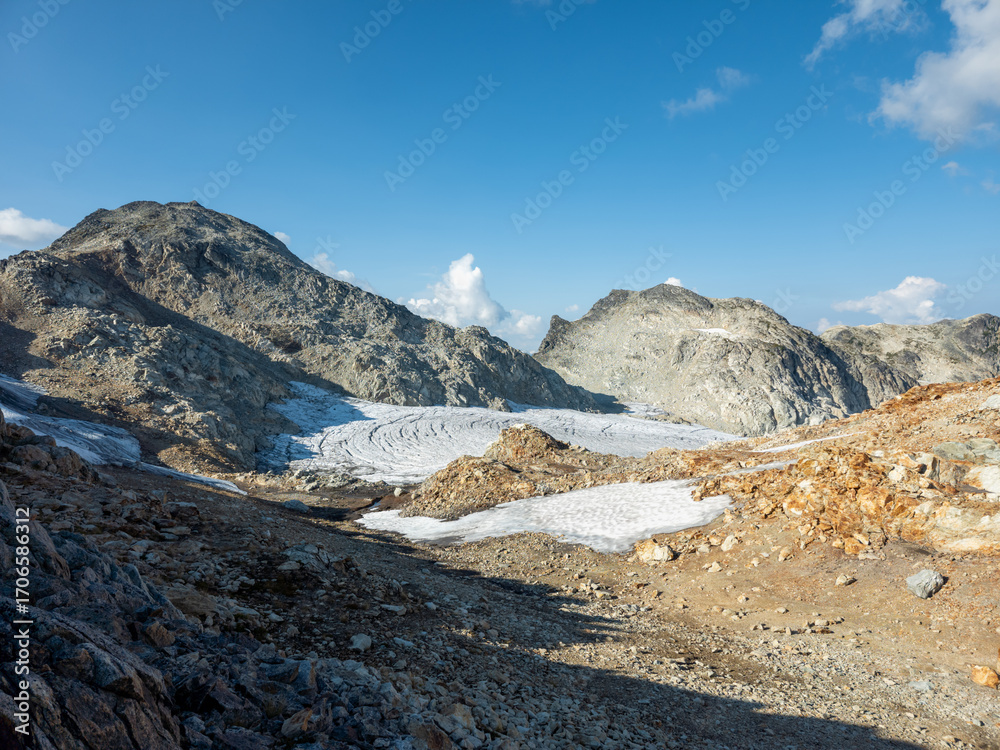 Obraz premium Rocky Alpine Landscapes with Glacial Features in Squamish, BC, Canada