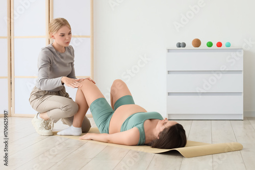 Young doula massaging pregn...