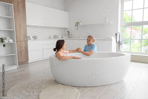 Young doula and pregnant wo...