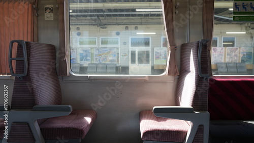 ローカル線の座席