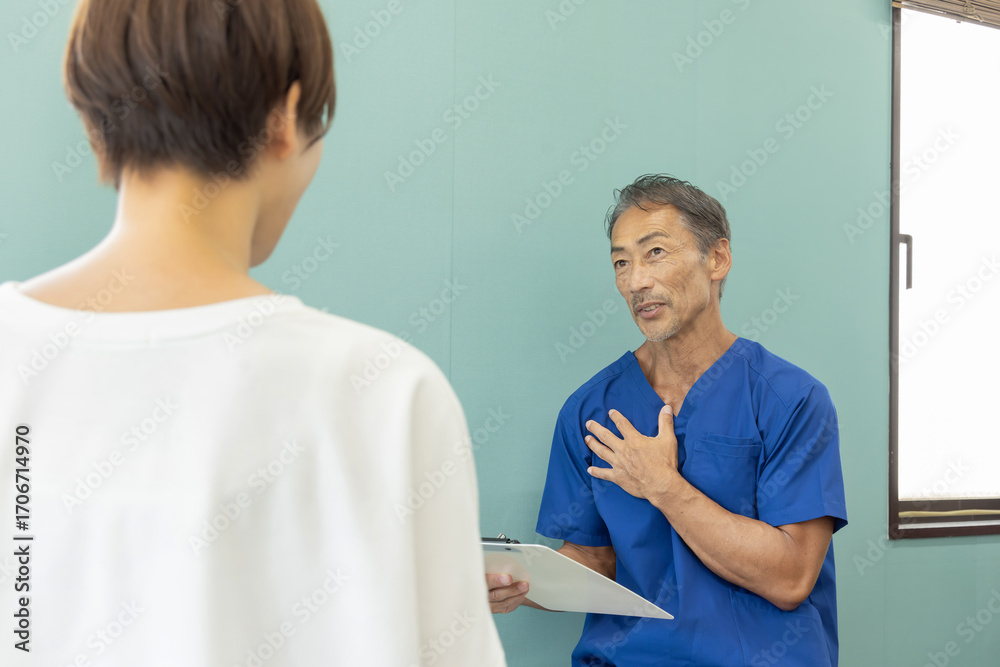Fototapeta premium 整骨院の先生と患者