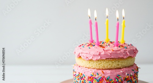 輝くロウソク五本 ピンクのデコレーションケーキ 幸せな誕生日. AI Generated