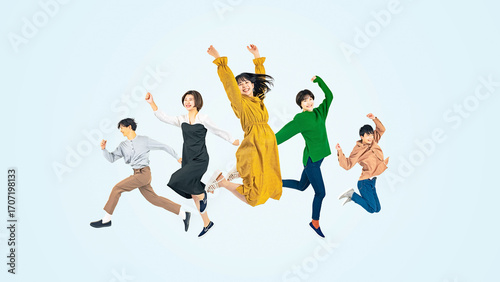 Photos 元気、ジャンプ、学生、教育、成長、アクティブ、男性、女性、日本人、飛躍、躍動感、カジュアル、若者、若い、Z世代、青春、学習、勉強、飛ぶ、アクション、跳躍、成功、