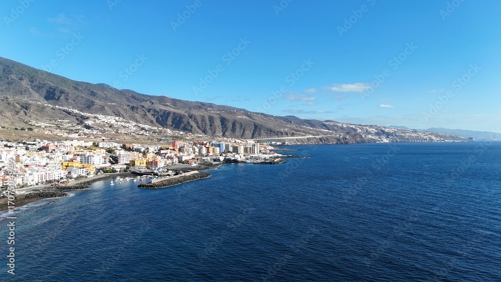 Fototapeta premium survol de la ville de Candelaria sur l'île de Tenerife, canaries