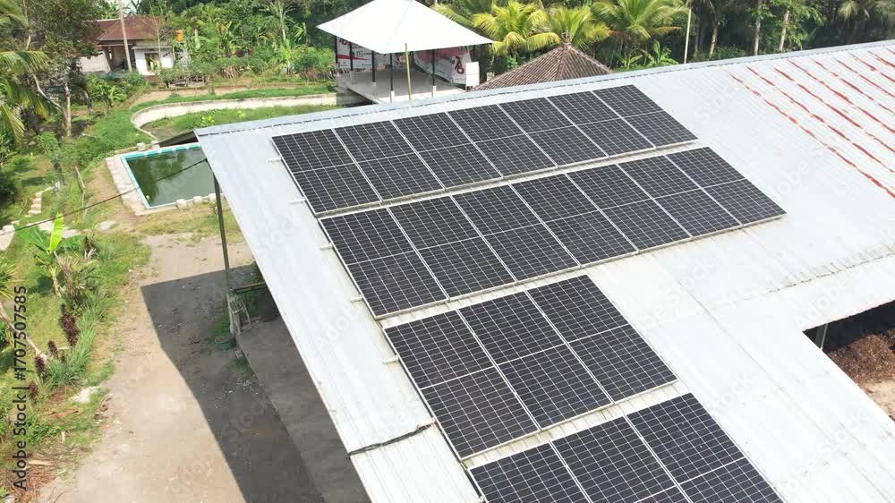 Solar panel yang terpasang rapi di atap rumah dan lahan terbuka ...