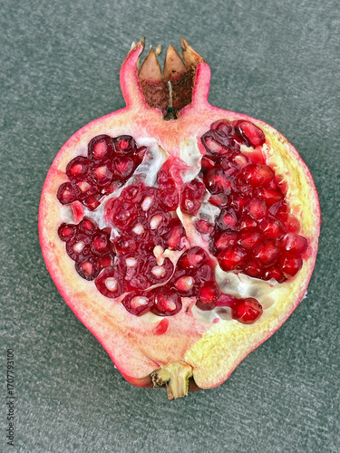 Granatapfel-Hälfte